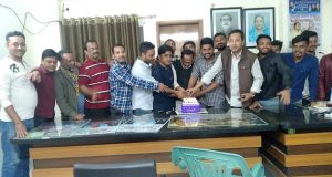 ছাত্রলীগ নেতার জন্মদিন পালন করে বীর মুক্তিযোদ্ধা মুমিনুল হক